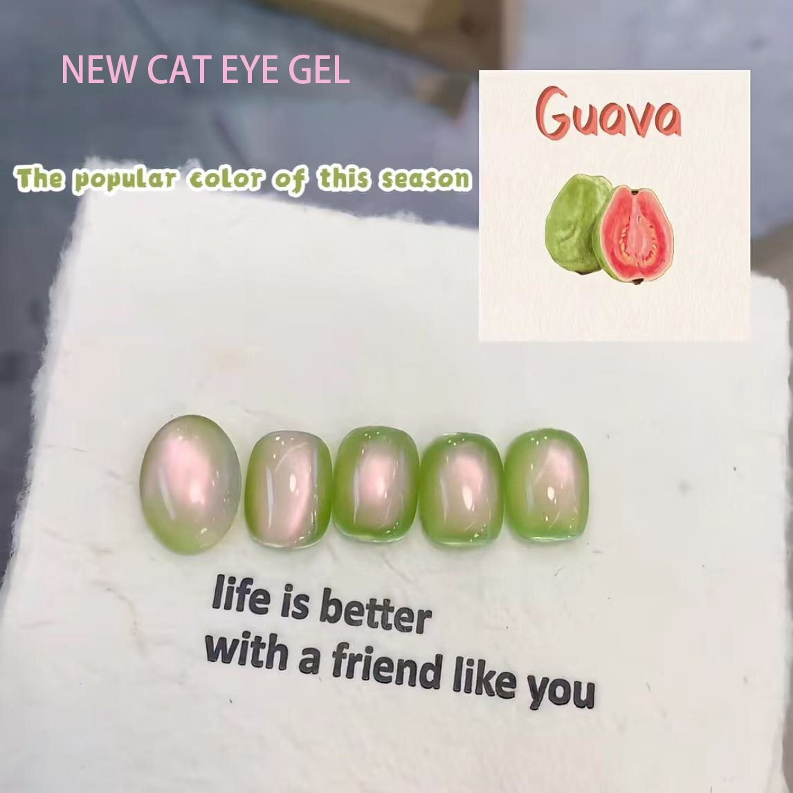 Bíonn snas glóthach cat eye cat-spreagtha ag guava i lár an fhaisne ingne